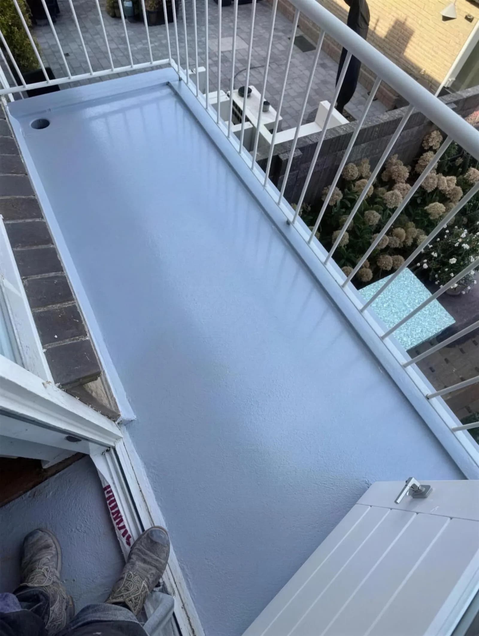 Balkon van bovenaf gezien met een naadloze, egale vloercoating