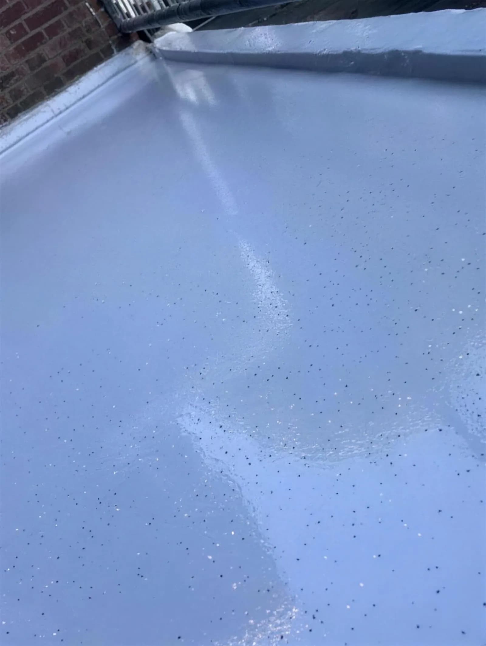 Detailopname van een naadloze coating op een balkonvloer