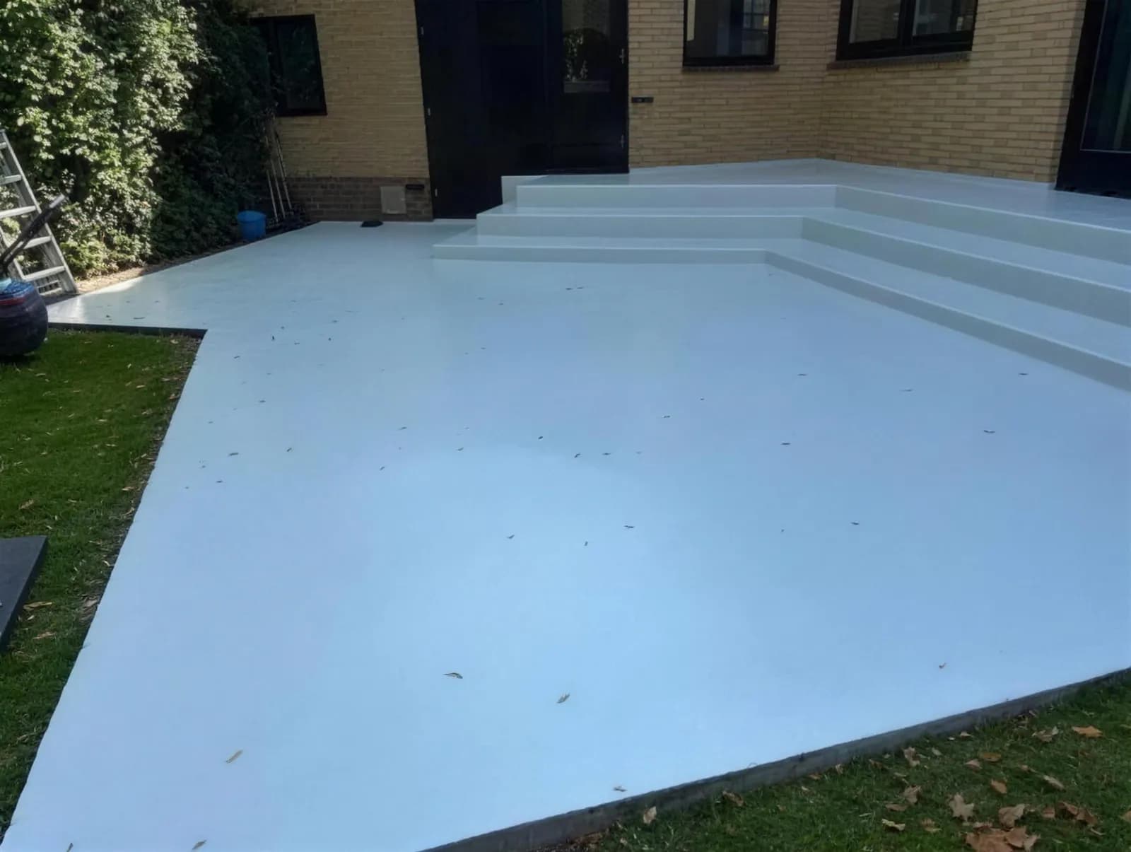 Terras met betontrap, strak afgewerkt met een naadloze coating